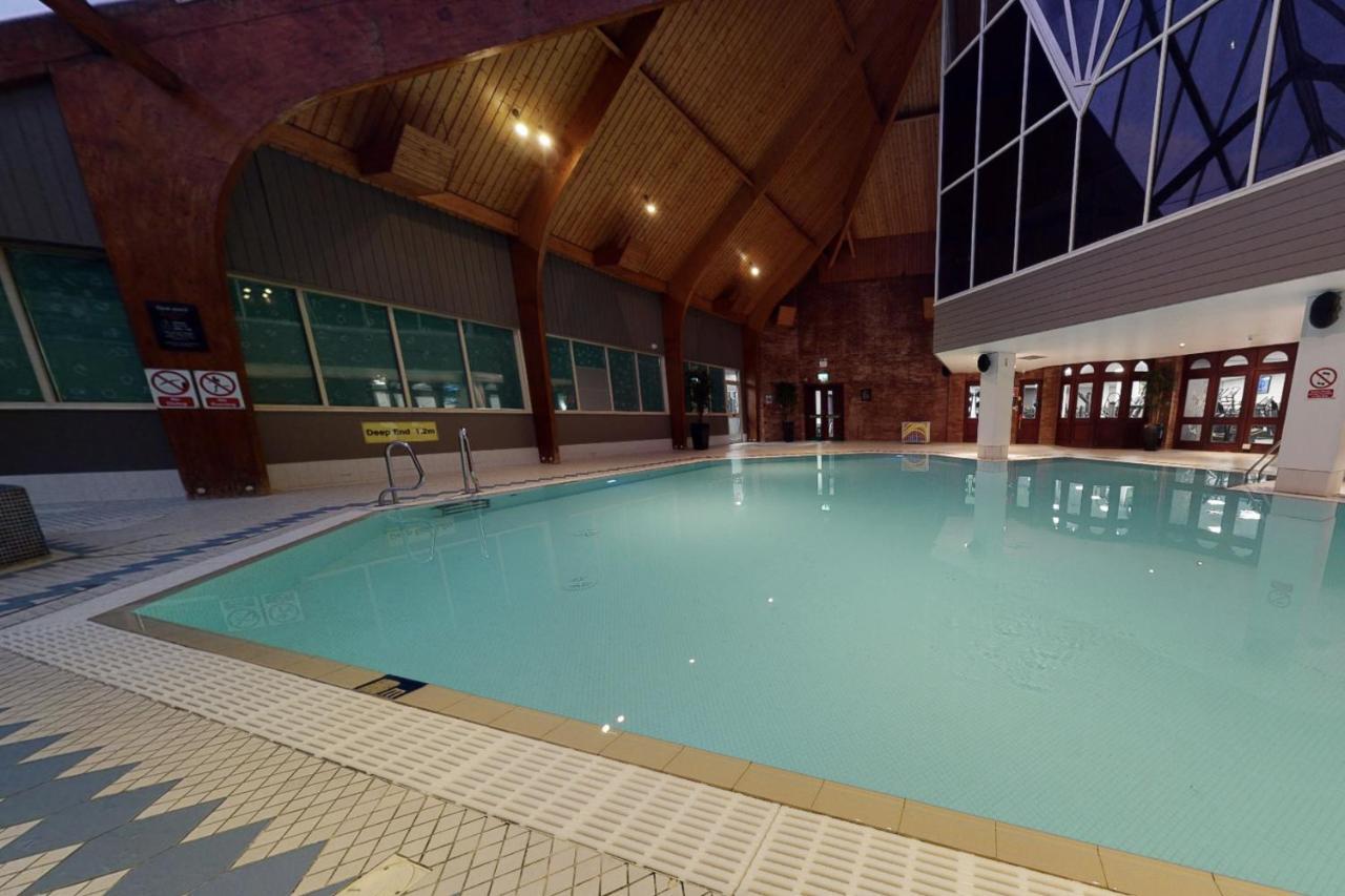 Village Hotel Swindon Exteriör bild