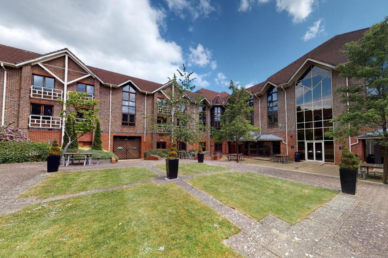 Village Hotel Swindon Exteriör bild